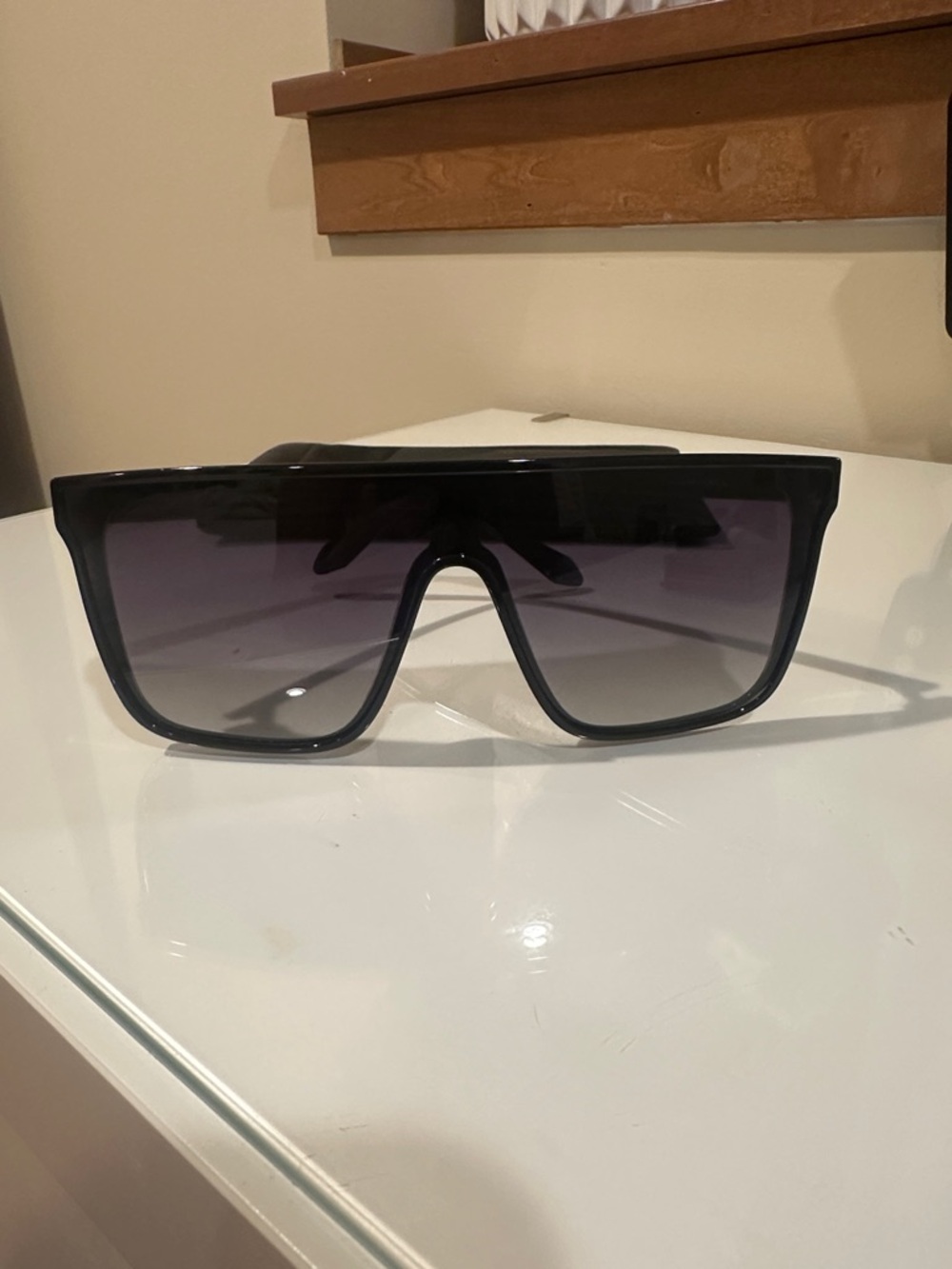 Quay Australia Oversized Shield Sunglasses in Black - Picture 4 of 4